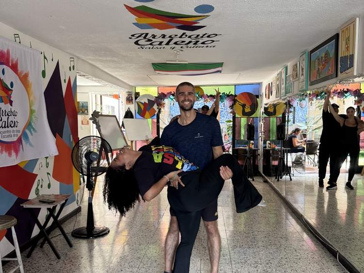 Bailando salsa con mi profesora en Cali