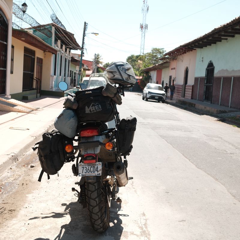 Cargada en una calle colonial, Nicaragua