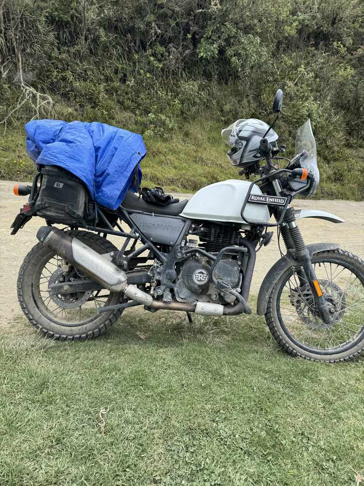 Con la funda de lluvia puesta, esperando que pase el clima