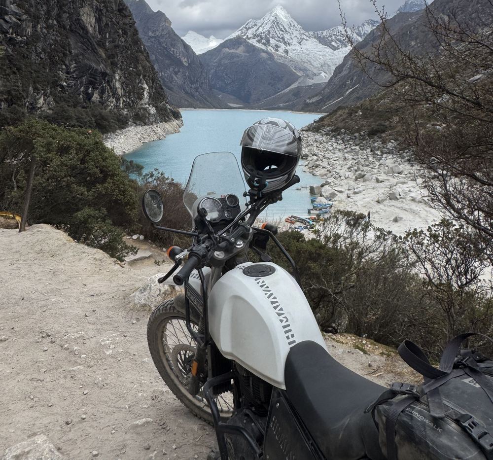 La Himalayan frente a una laguna glaciar, Perú