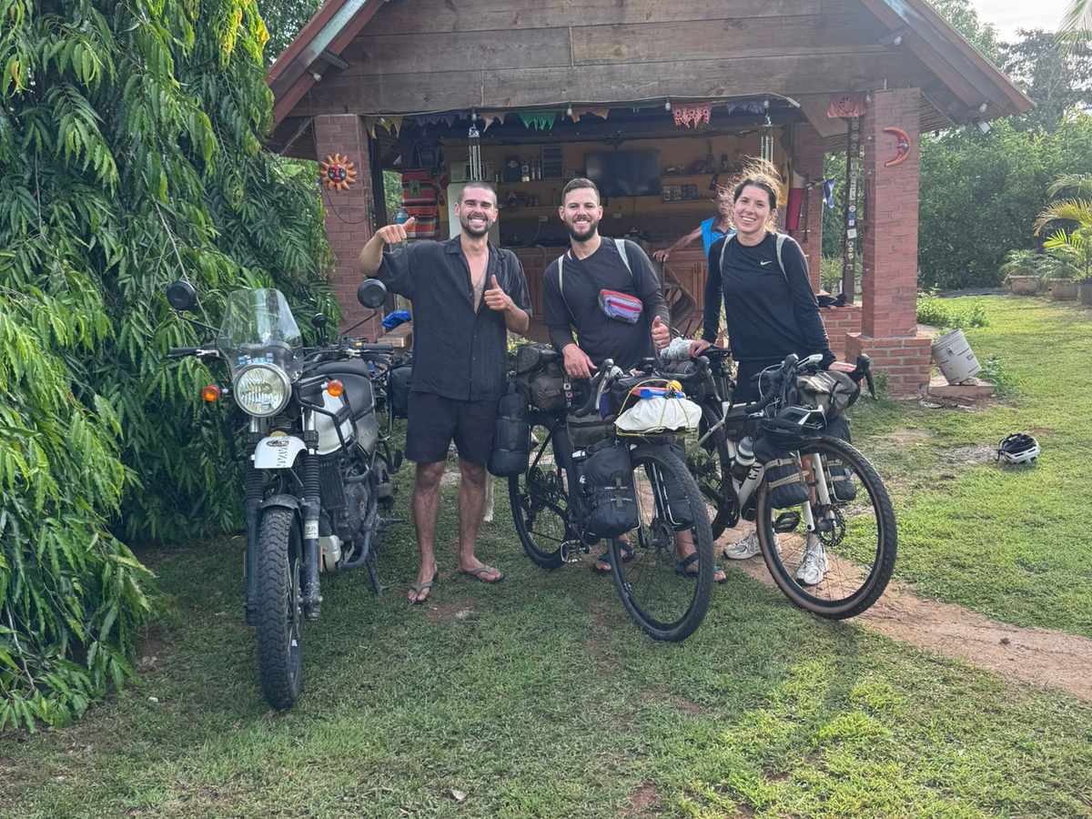 Con amigos y nuestras motos, antes de cruzar a Panamá